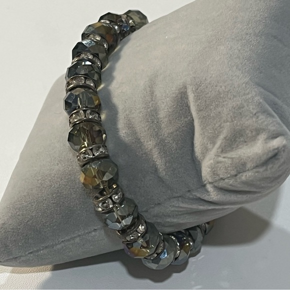 Dark iridescent glass beveled beaded bracelet - Picture 5 of 7